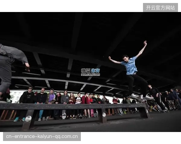 滑板少年成功完成高难度动作引全场尖叫：风影滑板陪你见证青春的冲刺